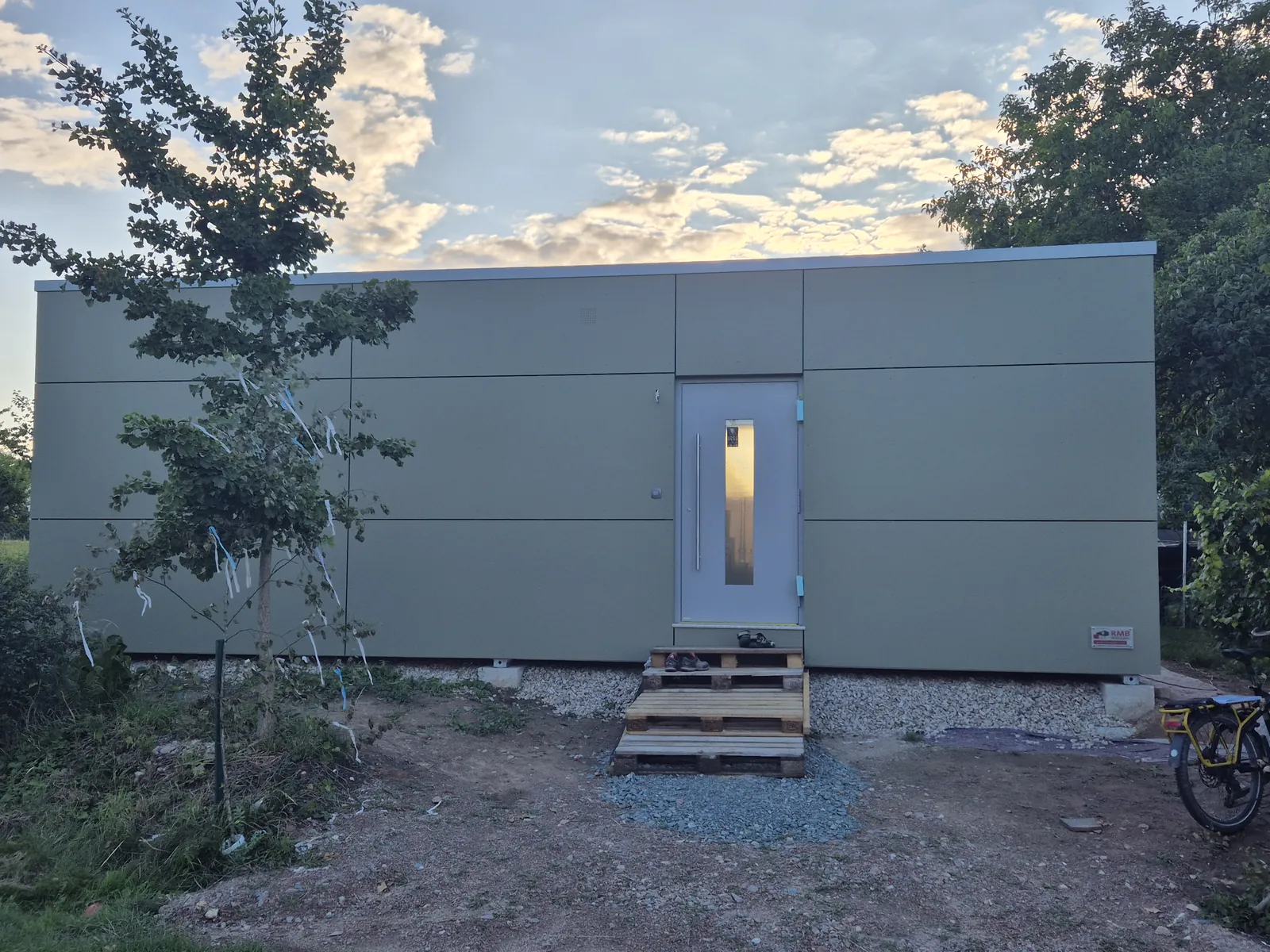 RMB Modul 38 – bachelor hiša, Crimmitschau – vhodna stran modularne lesene hiše