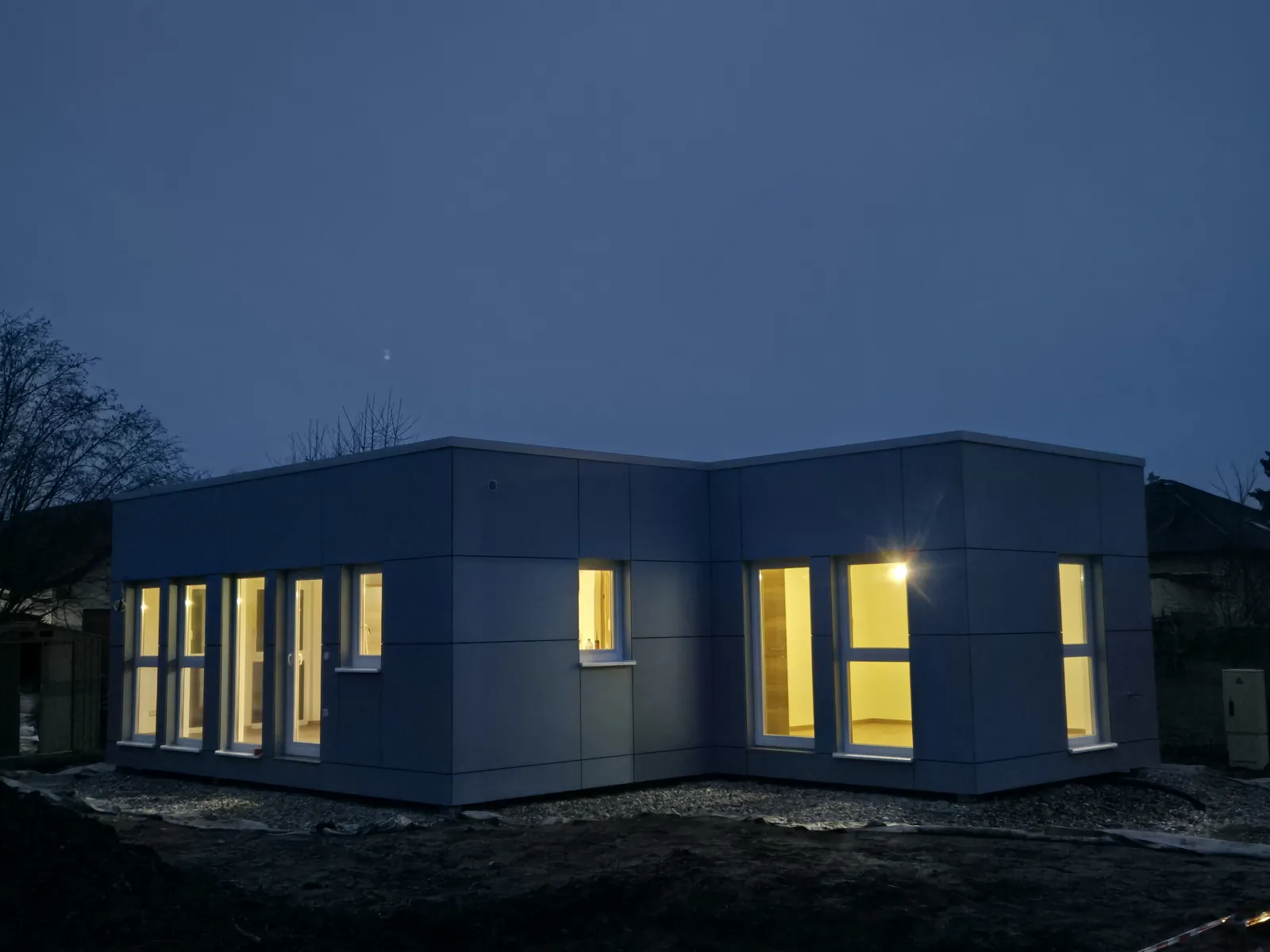 RMB Modul 75 – Hiša oken, Spillern – nočni pogled z osvetljenimi steklenimi površinami